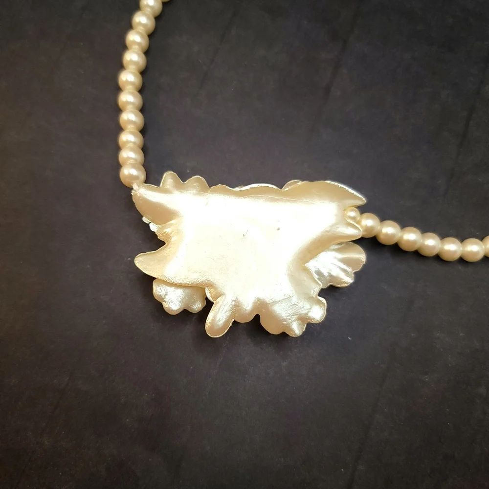 Vintage 1991 AVON  Frosted Petal Necklace Pearl Rhinestone Flowers